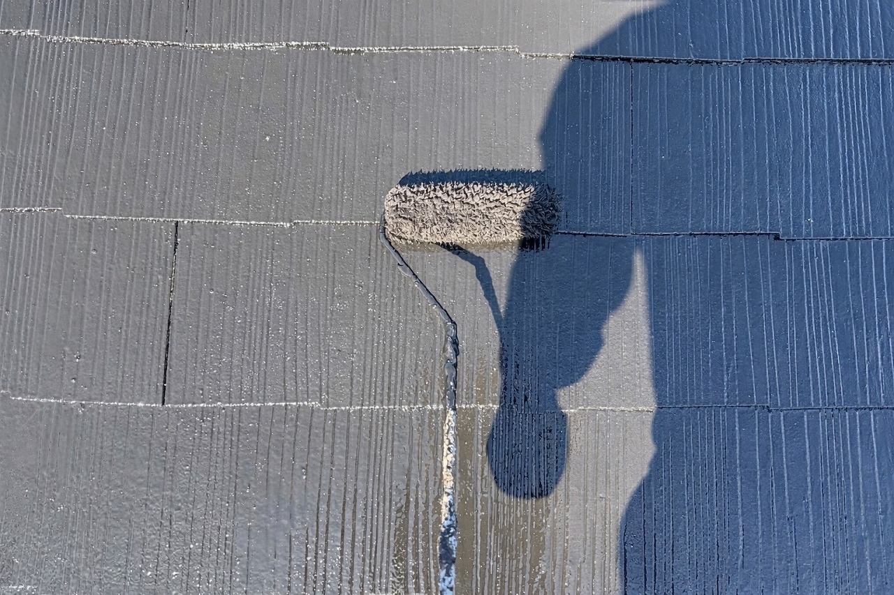 中塗り作業の丁寧なローラー塗布